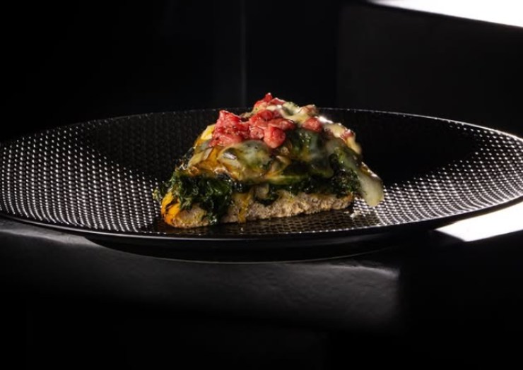 fetta di pizza su un piatto