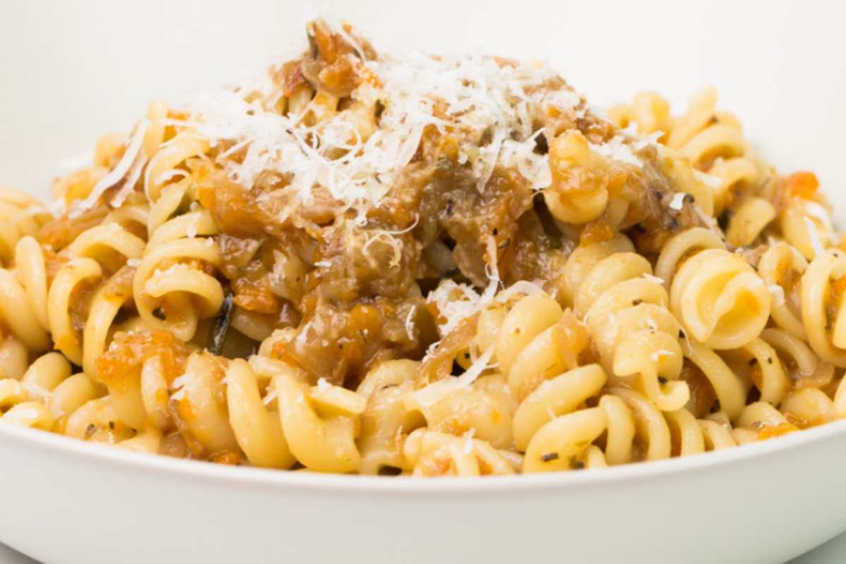 piatto di pasta con carne e formaggio grattugiato