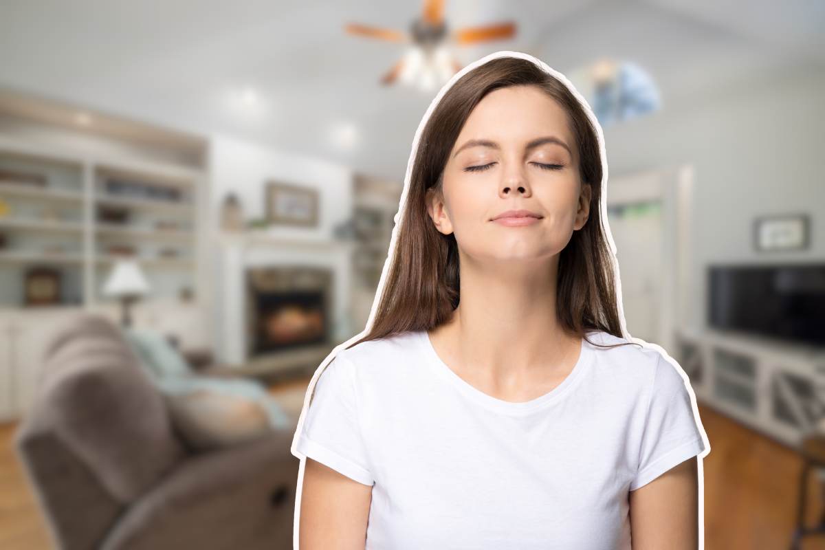 ragazza in primo piano e interno della casa