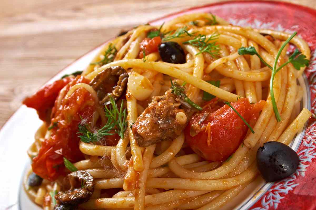 spaghetti pomodoro pesce spada e olive