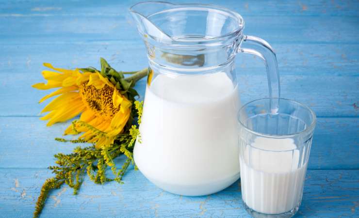 brocca e bicchiere di latte