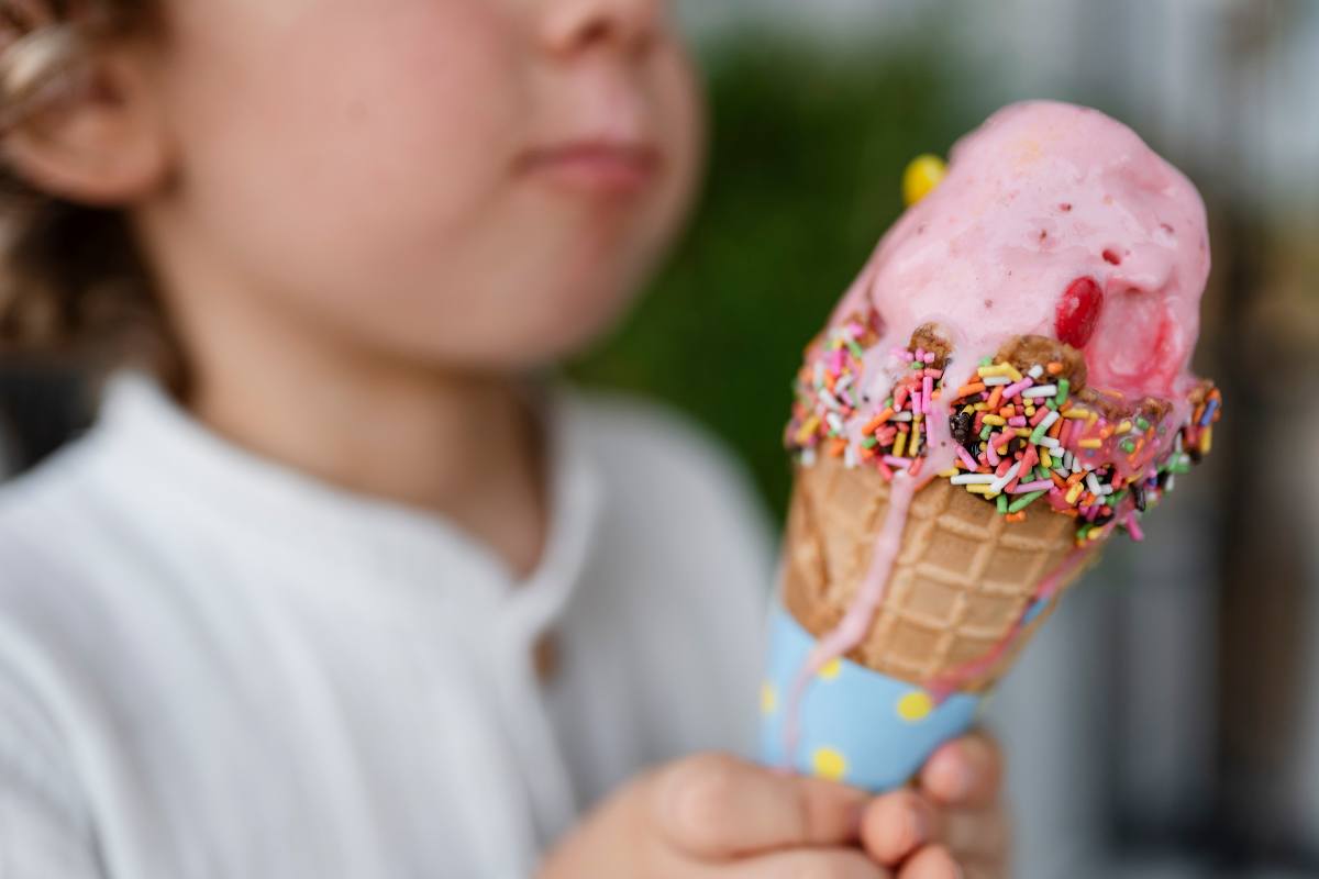 bambino con in mano il gelato