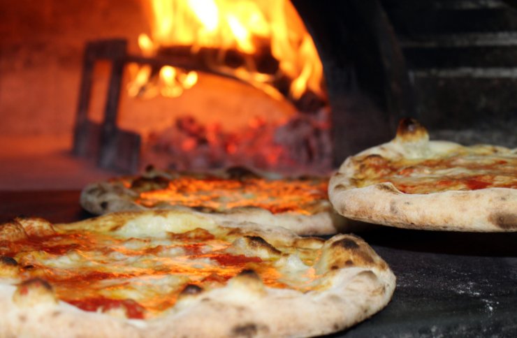 due pizze uscite dal forno al legna