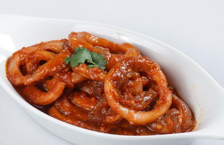 calamri al sugo in pirofila