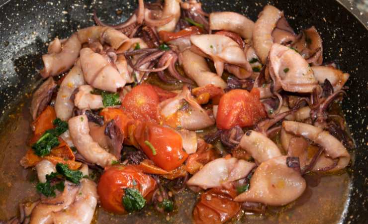 calamari in padella con pomodori e capperi
