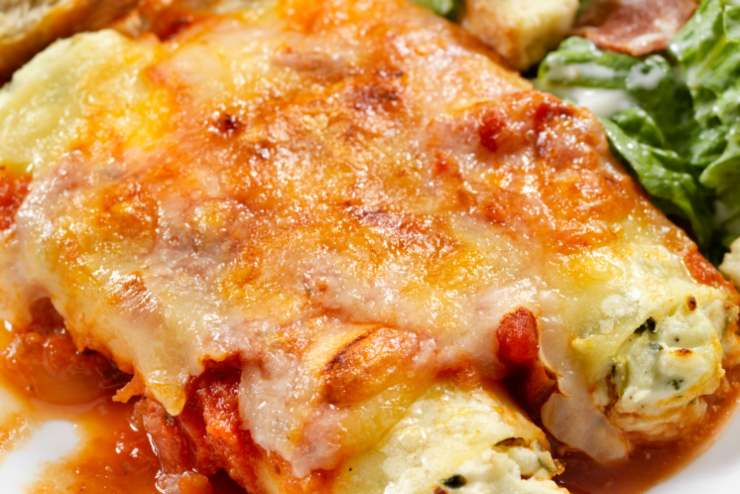 primo piano di cannelloni con zucca e mozzarella