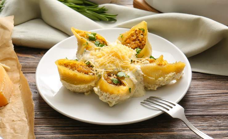 piatto di conchiglioni ripieni