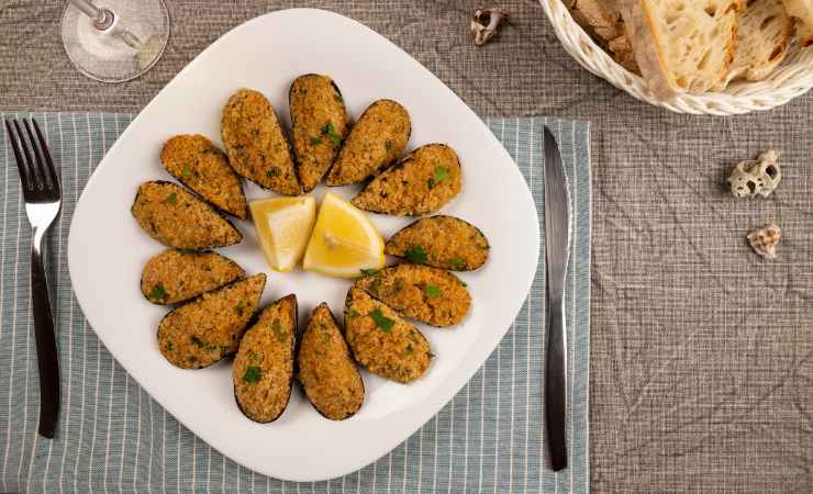 tavola apparecchiata con cozze gratinate