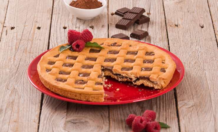crostata al cioccolato su piatto