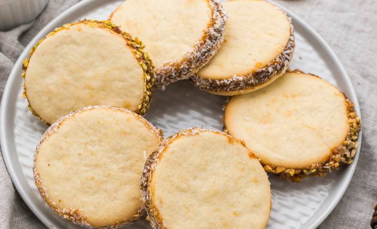 piatto di dolcetti di pasta frolla crema e nocciole