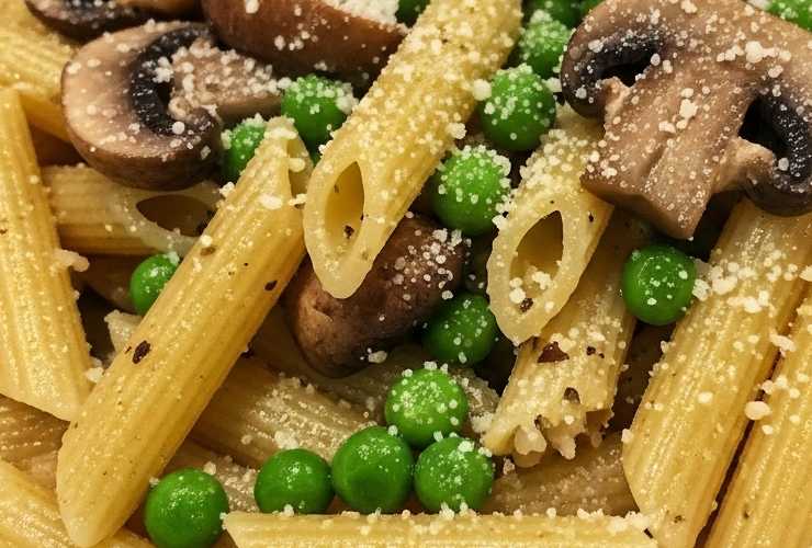 pasta condita con piselli funghi e parmigiano