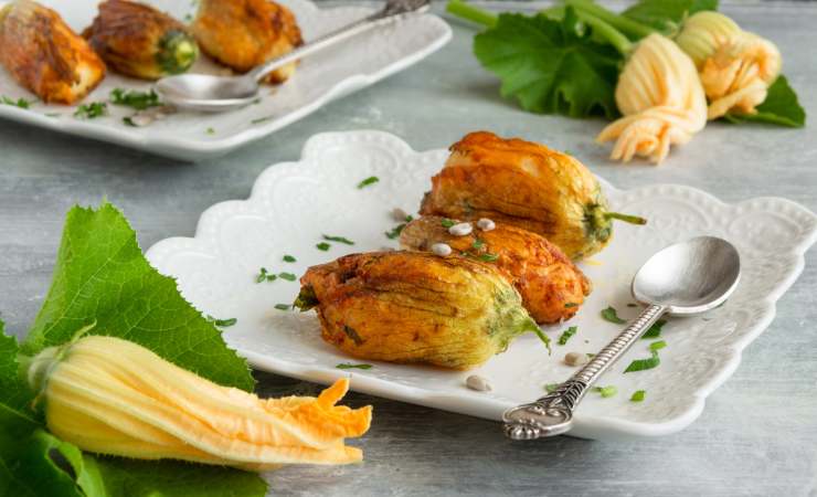 piatto di fiori di zucca ripieni 