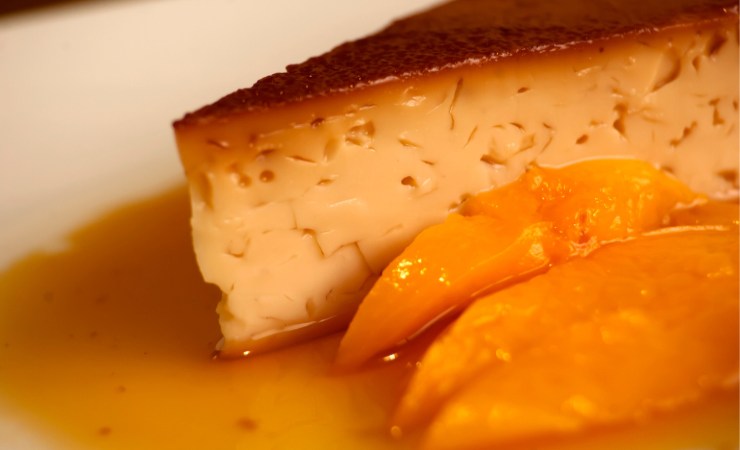 fetta di flan alle pesche