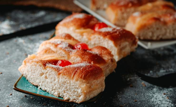 piatto di focaccia dolce con crema e ciliegie