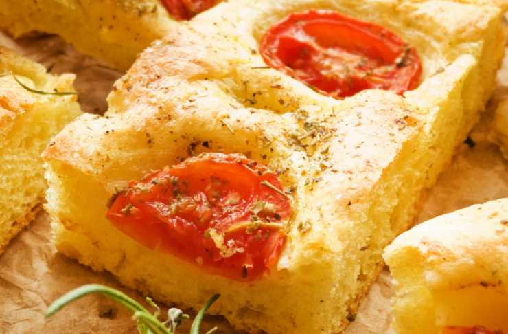 pezzo di focaccia con pomodori