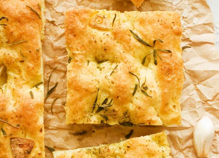 pezzo di focaccia con aromi