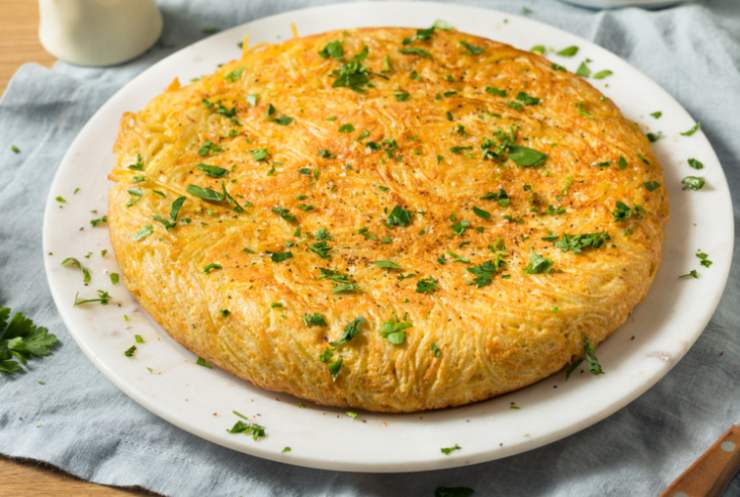 frittata di pasta con spaghetti in un piatto