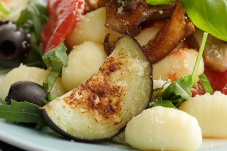 primo piano di gnocchi con melanzane e pomodori