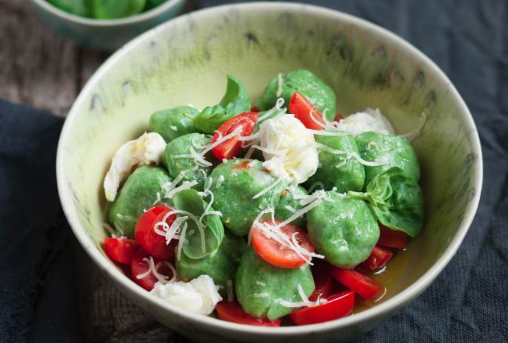 gnocchi verdi con pomodorini e mozzarella