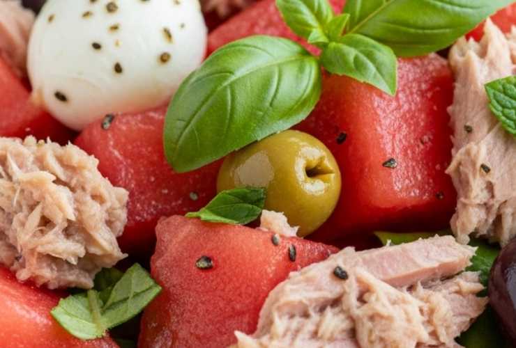anguria all'insalata con tonno mozzarella e olive