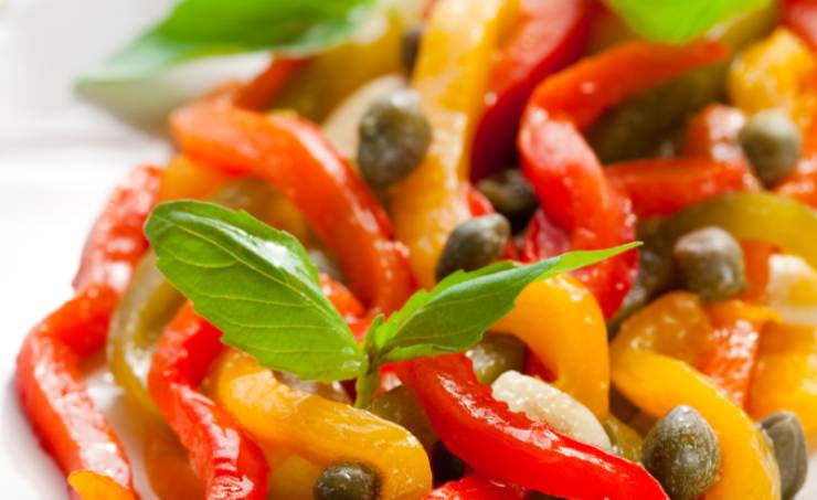 primo piano di peperoni all'insalata