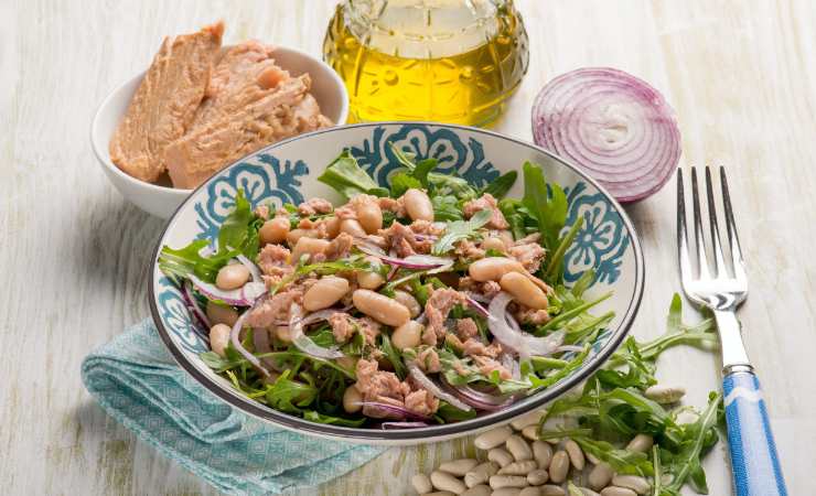 piatto di insalata di fagioli con tonno, rucola e cipolla