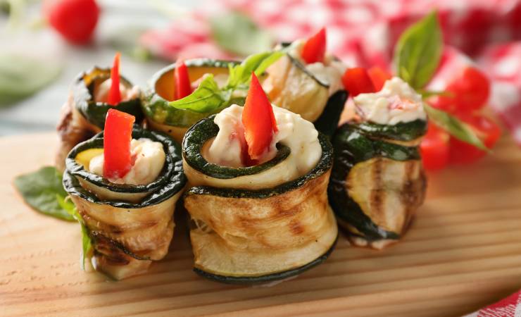 involtini di zucchine su tagliere