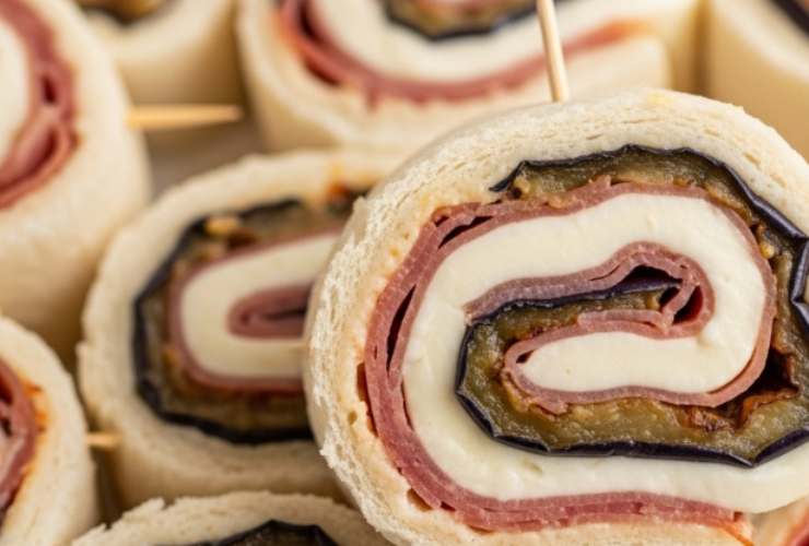 rotoli di tramezzini con melanzane e prosciutto