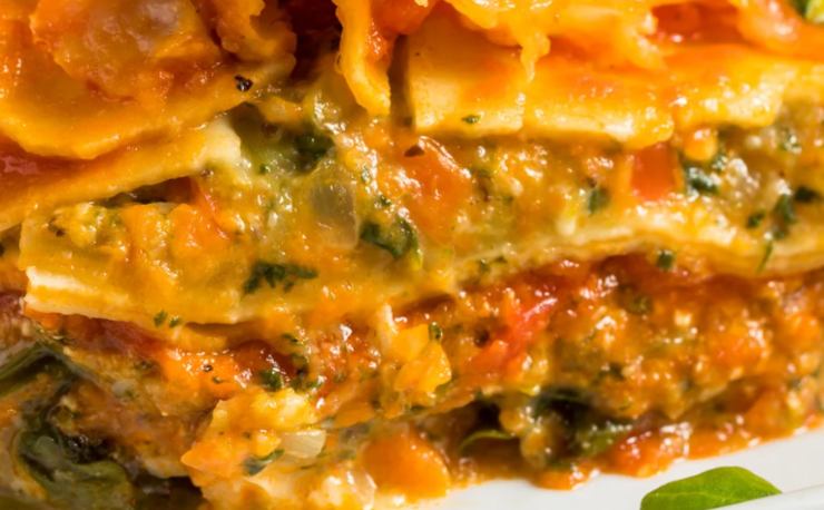 primo piano di lasagna ripiena