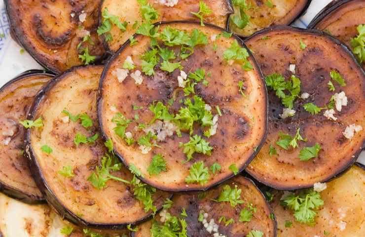 melanzane tonde con aglio e prezzemolo