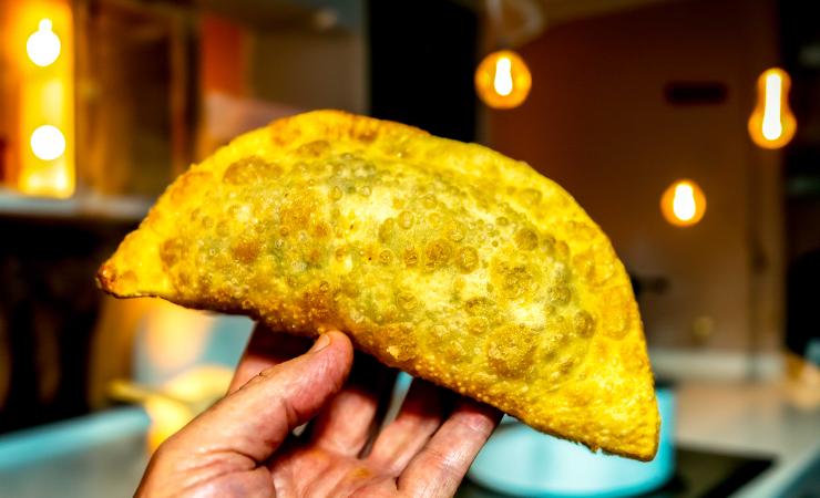 tenere in mano panzerotti fritto
