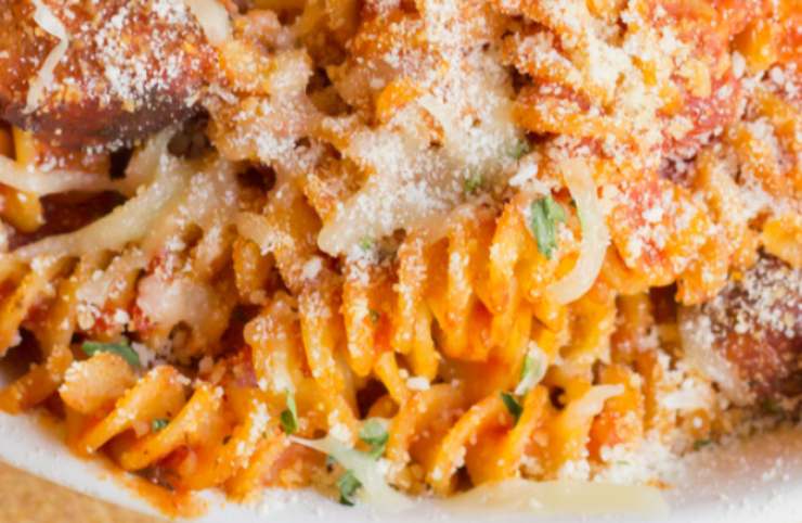 riccioli di pasta con pomodoro, salsiccia e parmigiano