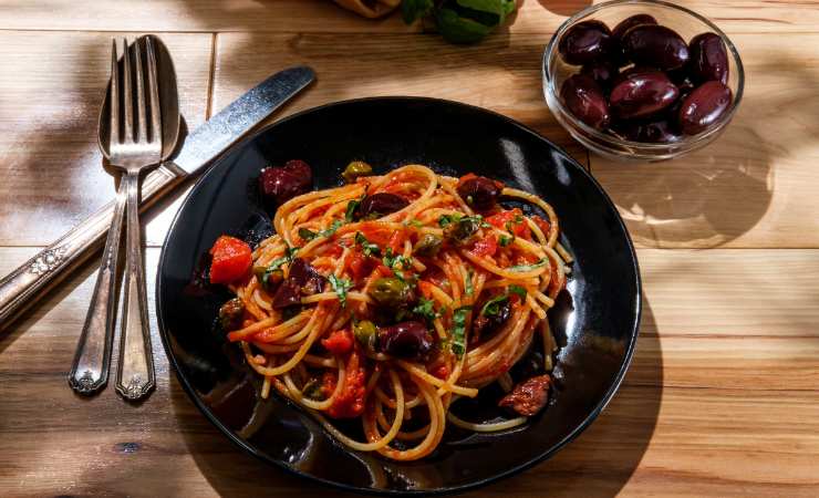 piatto do spaghetti sugo capperi e olive