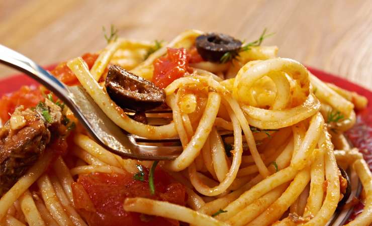 forchettata di spaghetti con pomodoro pesce spada e olive