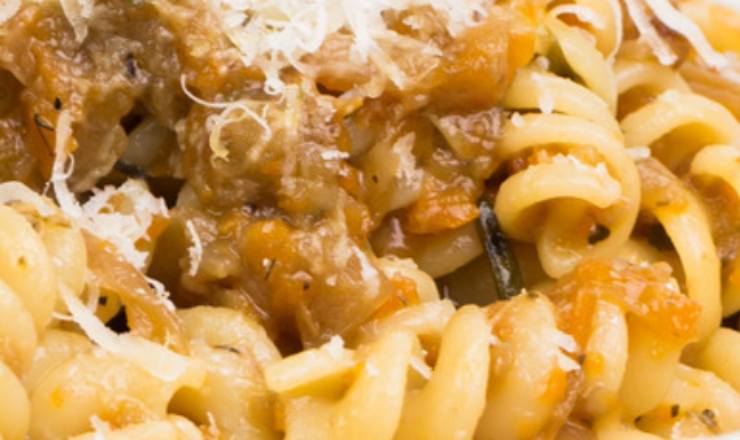 riccioli di pasta con carne sugosa