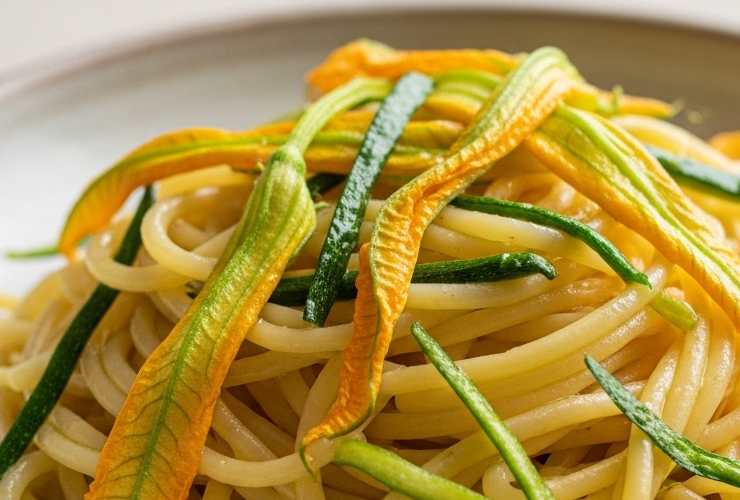 pasta condita con fiori di zucca
