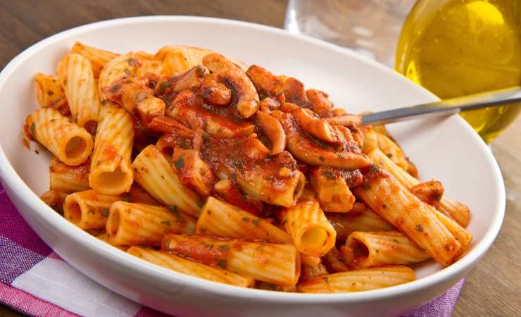 piatto di pasta con ragù di polpo
