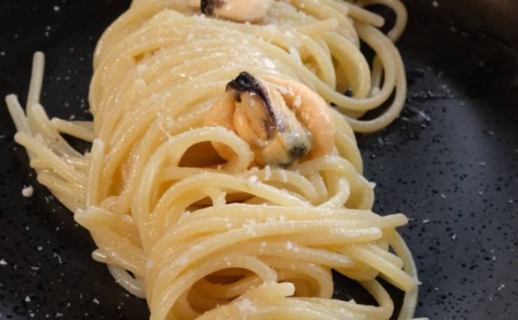 pasta con cozze e formaggio cremoso