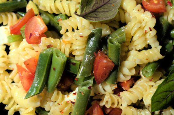 pasta fredda condita con fagiolini e pomodori