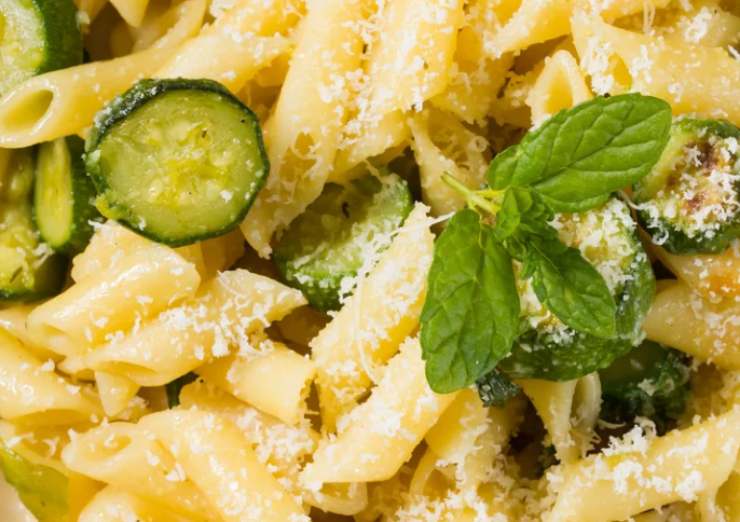 pasta condita con zucchine e parmigiano