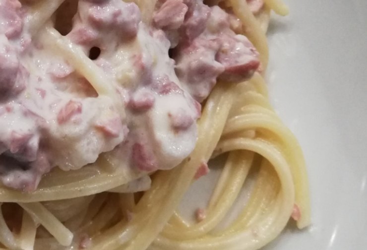 primo piano di pasta con maionese e crudo