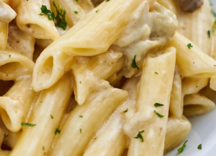 primo piano di pasta con ricotta