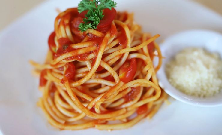 spaghetti al pomodoro in un piatto