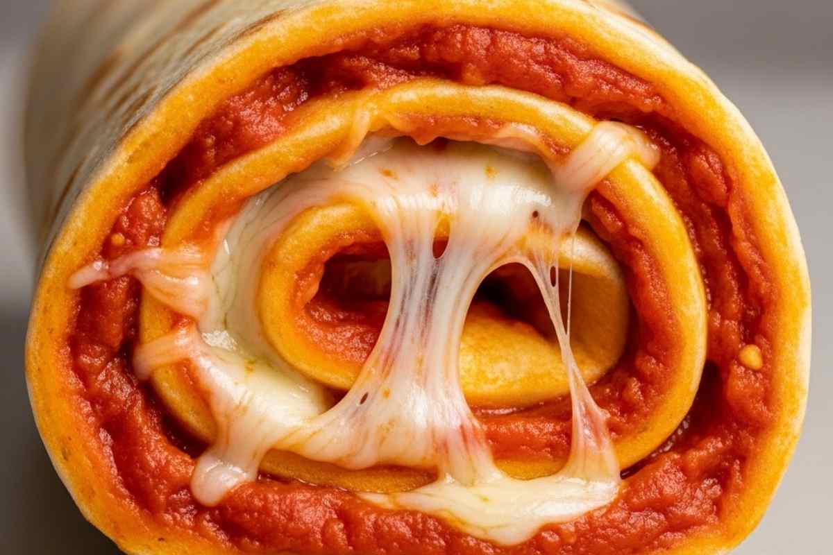 rotolo di piadina con pomodoro e formaggio