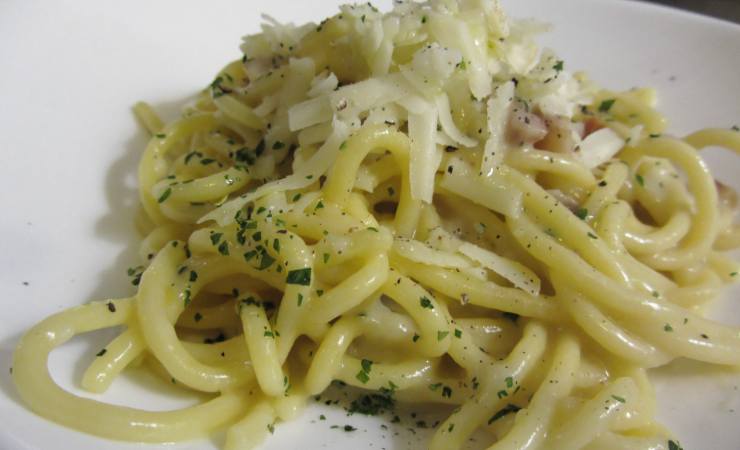 pici con salsa all'uovo e formaggio
