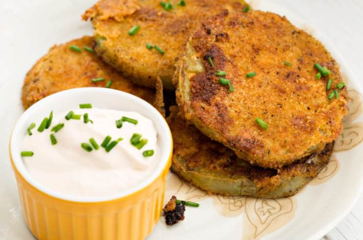 pomodori fritti con accanto una salsa