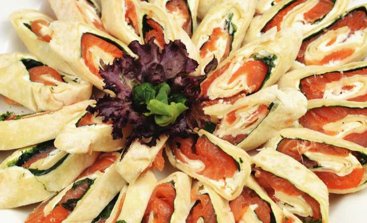 fette di rotolo freddo al salmone