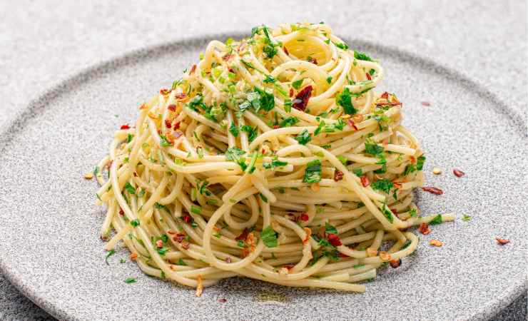 piatto di spaghetti aglio, olio e peperoncino
