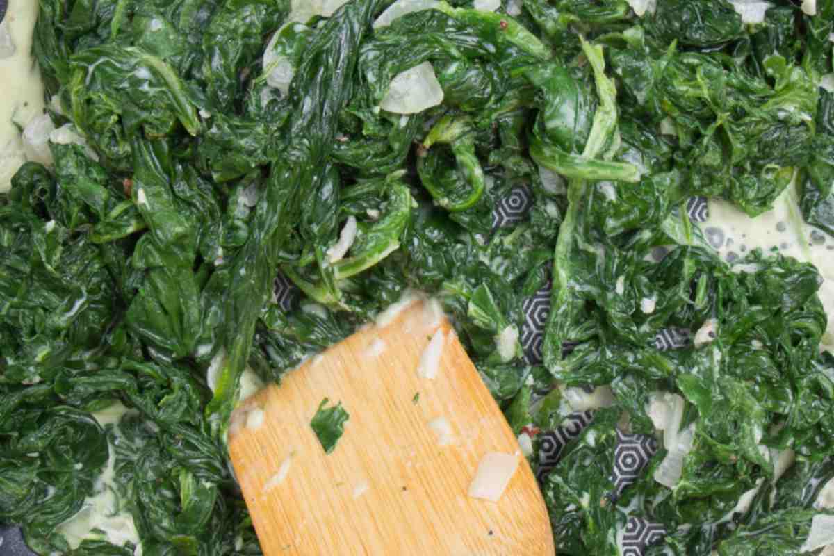 spinaci in padella con mestolo