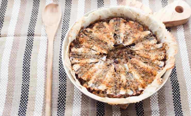 torta di alici e cucchiaio di legno